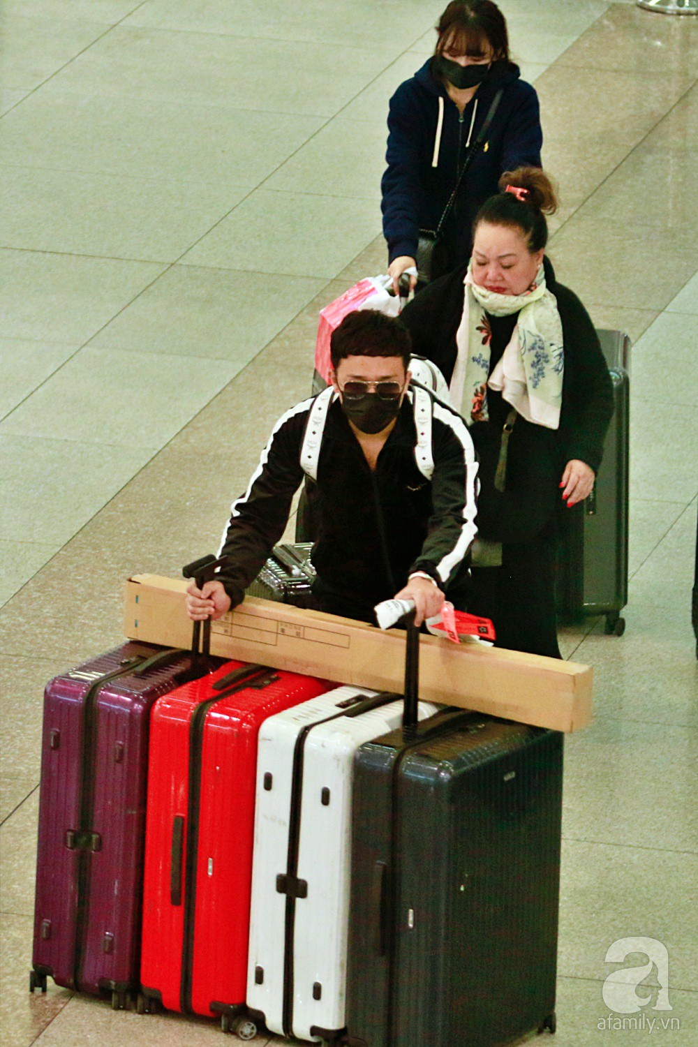 Vợ chồng Trấn Thành - Hari Won đeo khẩu trang kín mít xuất hiện tại sân bay lúc đêm muộn-8