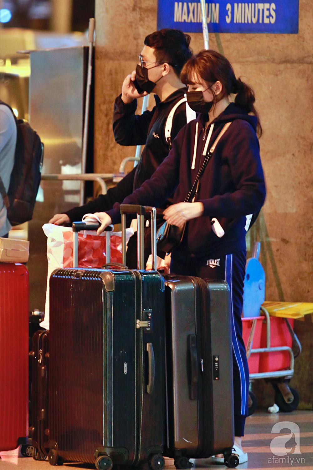 Vợ chồng Trấn Thành - Hari Won đeo khẩu trang kín mít xuất hiện tại sân bay lúc đêm muộn-9