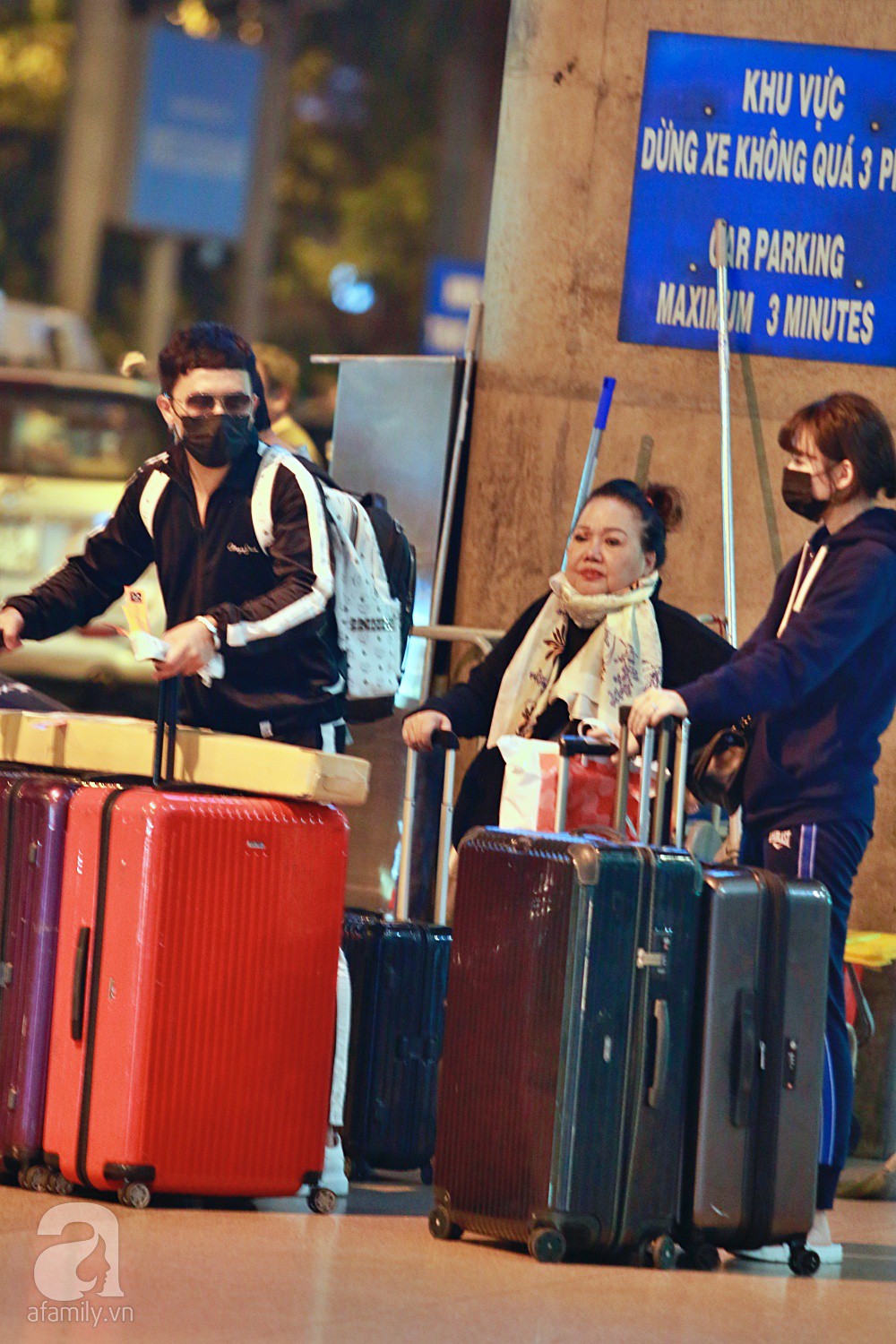 Vợ chồng Trấn Thành - Hari Won đeo khẩu trang kín mít xuất hiện tại sân bay lúc đêm muộn-10
