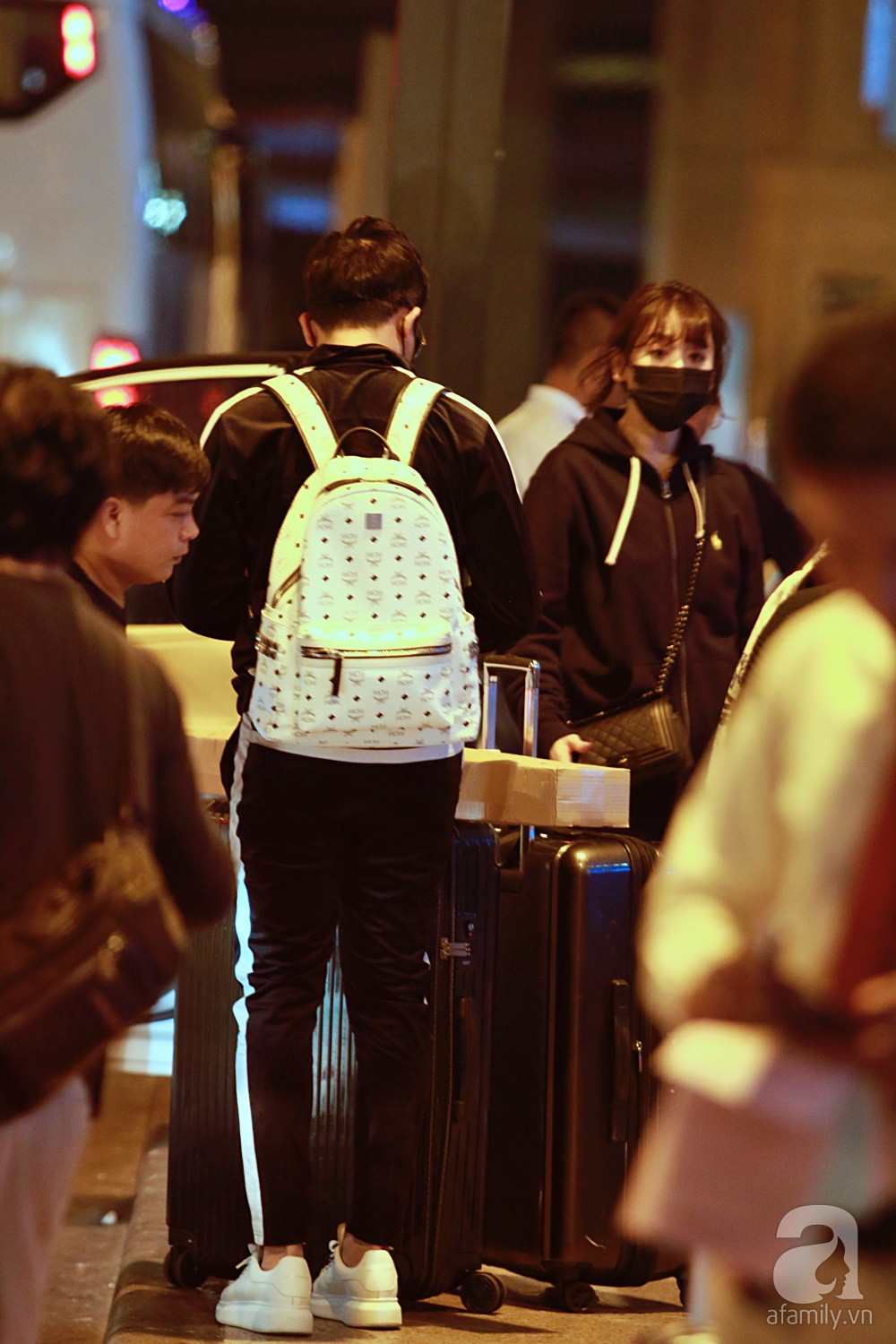 Vợ chồng Trấn Thành - Hari Won đeo khẩu trang kín mít xuất hiện tại sân bay lúc đêm muộn-11