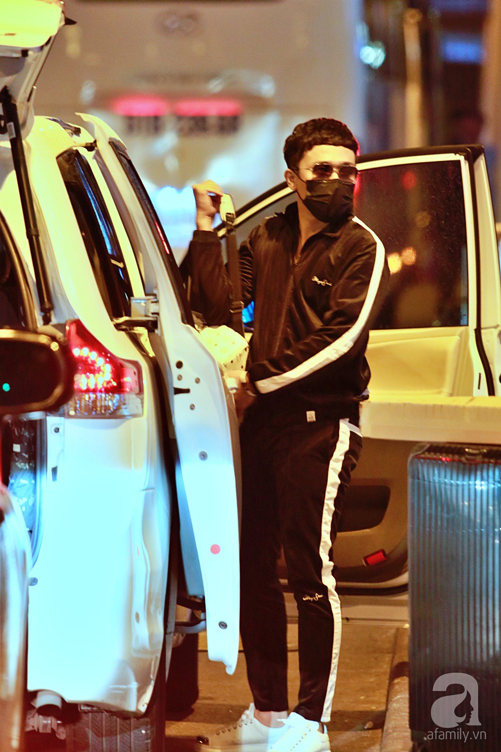 Vợ chồng Trấn Thành - Hari Won đeo khẩu trang kín mít xuất hiện tại sân bay lúc đêm muộn-12
