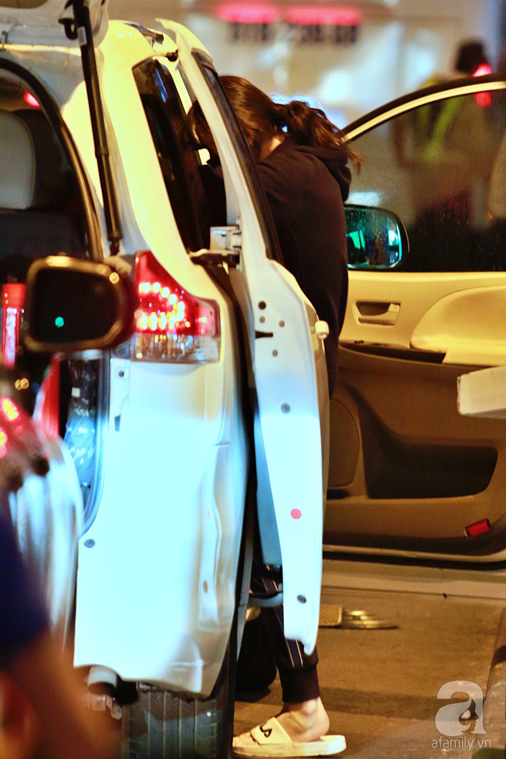 Vợ chồng Trấn Thành - Hari Won đeo khẩu trang kín mít xuất hiện tại sân bay lúc đêm muộn-13