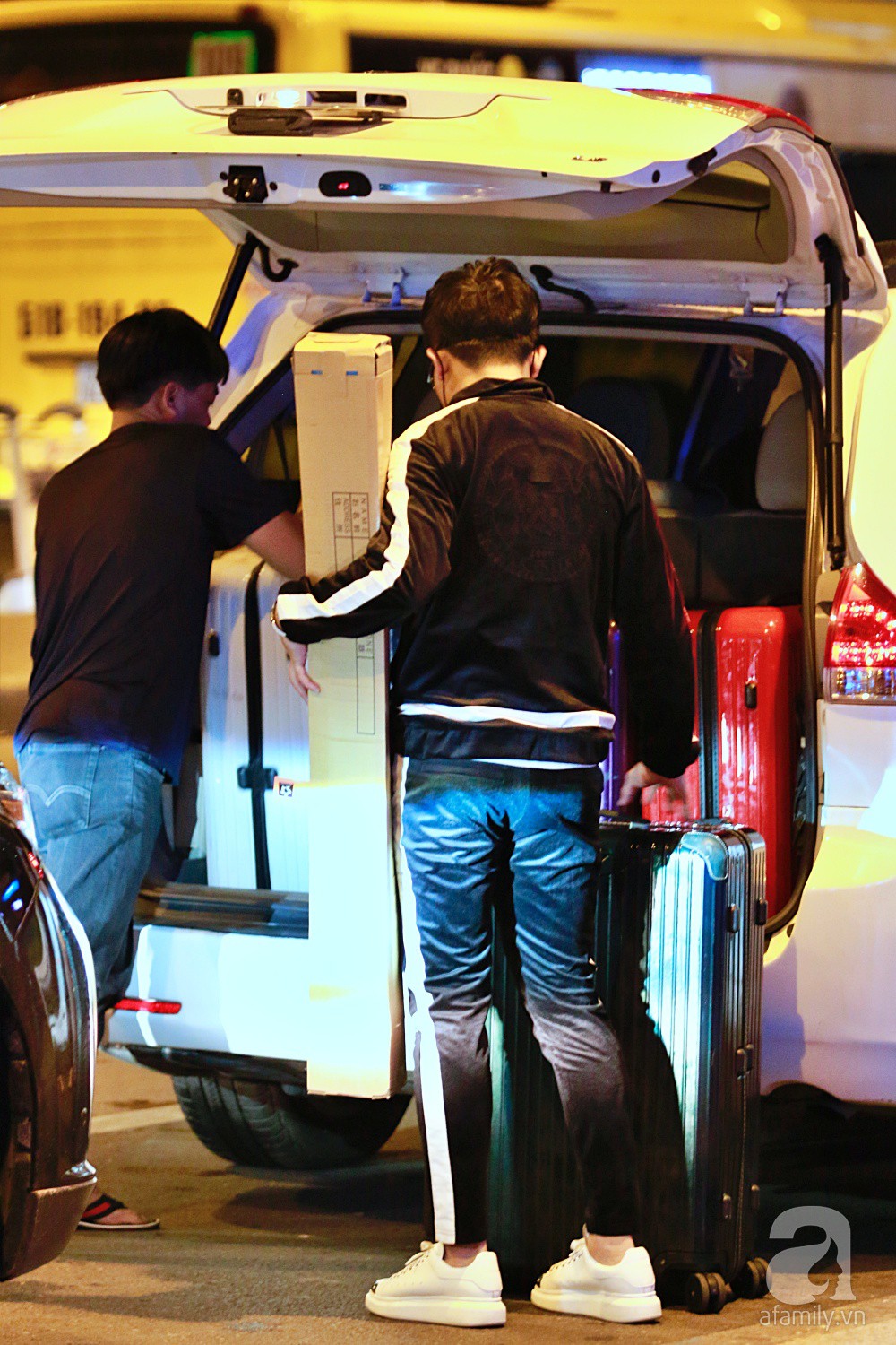 Vợ chồng Trấn Thành - Hari Won đeo khẩu trang kín mít xuất hiện tại sân bay lúc đêm muộn-14