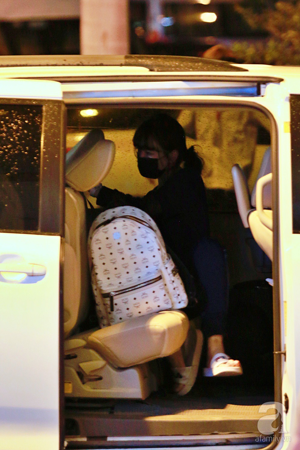 Vợ chồng Trấn Thành - Hari Won đeo khẩu trang kín mít xuất hiện tại sân bay lúc đêm muộn-15