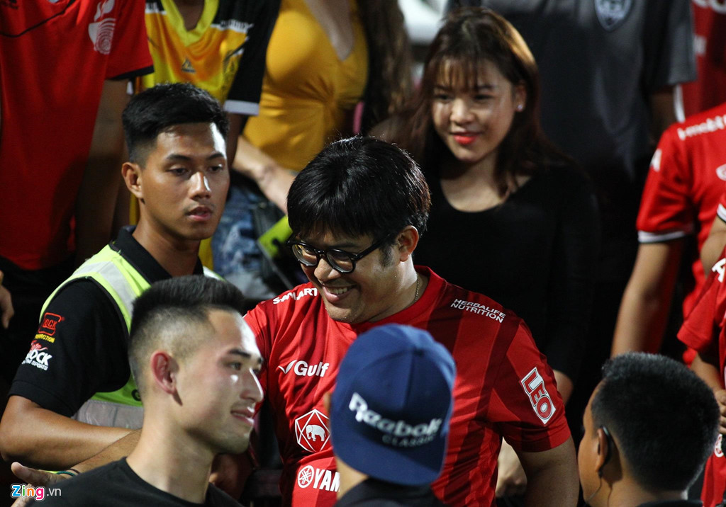 Văn Lâm lần đầu xuất hiện cùng bạn gái tin đồn trước Kings Cup-1