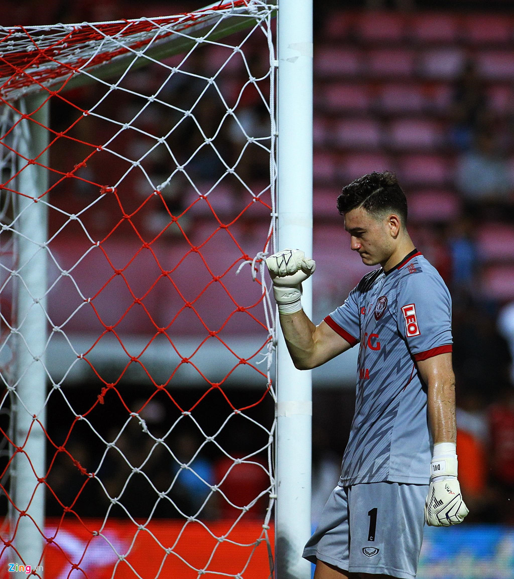 Văn Lâm lần đầu xuất hiện cùng bạn gái tin đồn trước Kings Cup-5