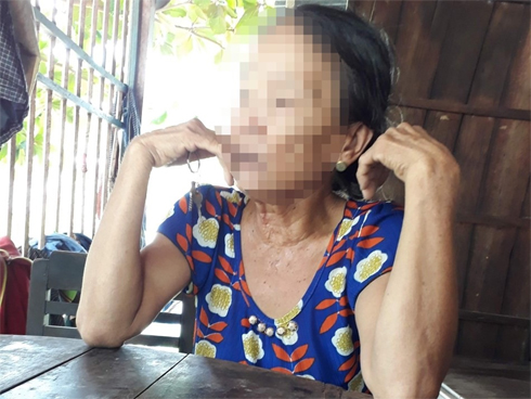 Bé gái 10 tuổi bị bố ruột xâm hại dọa giết, bà nội bức xúc dẫn cháu đi tố cáo-2