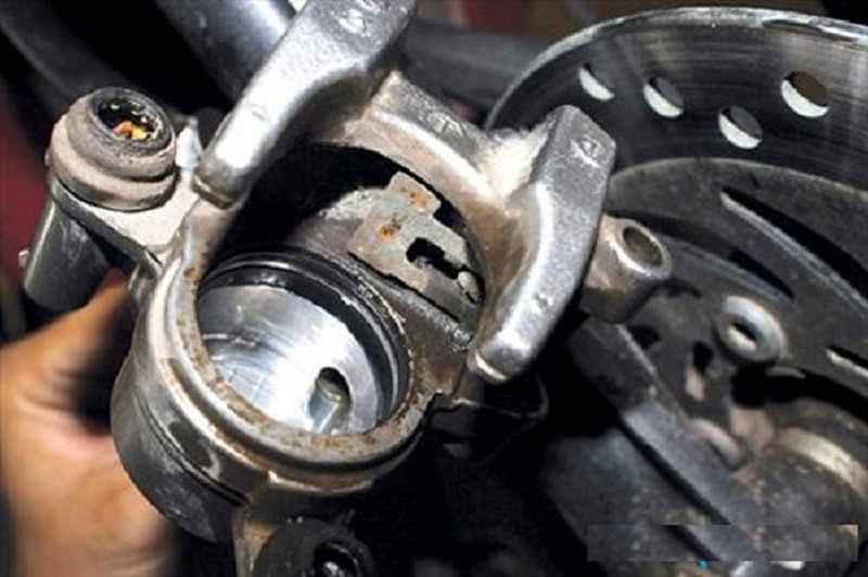 Bắt các loại bệnh của hệ thống phanh đĩa trên xe máy-5