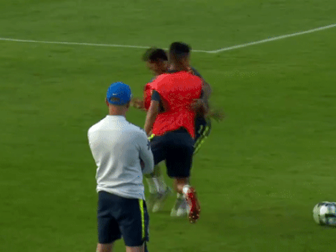 Ngôi sao 19 tuổi bị kéo ngã sấp mặt trên sân tập vì dám xâu kim Neymar-1
