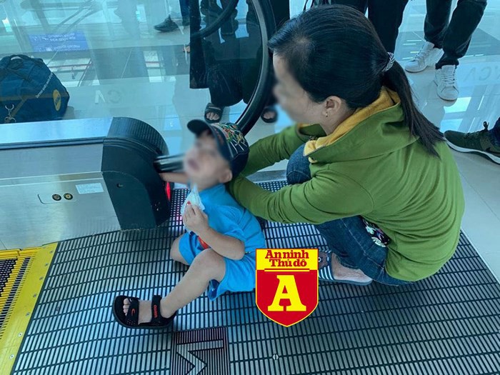 Bé trai bị kẹt tay vào thang cuốn tại sân bay Phú Quốc-1