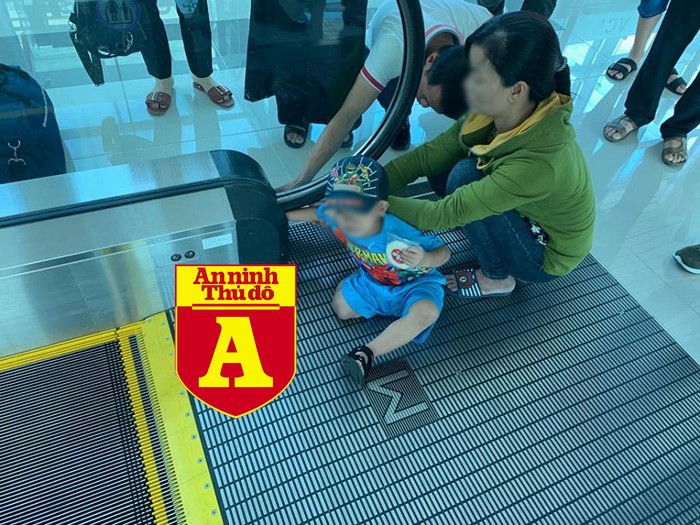 Bé trai bị kẹt tay vào thang cuốn tại sân bay Phú Quốc-2