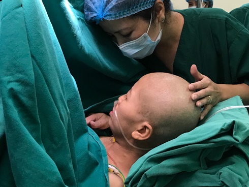 Giây phút oà khóc khi mẹ con bé Bình An gặp nhau-11