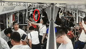 Người đàn ông bất ngờ bỏ chạy khiến hành khách trong và ngoài tàu điện ngầm hỗn loạn lao theo, khi biết được nguyên nhân ai cũng ngã ngửa-2