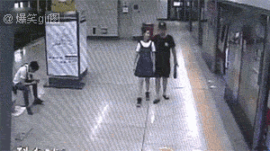 Người đàn ông bất ngờ bỏ chạy khiến hành khách trong và ngoài tàu điện ngầm hỗn loạn lao theo, khi biết được nguyên nhân ai cũng ngã ngửa-3