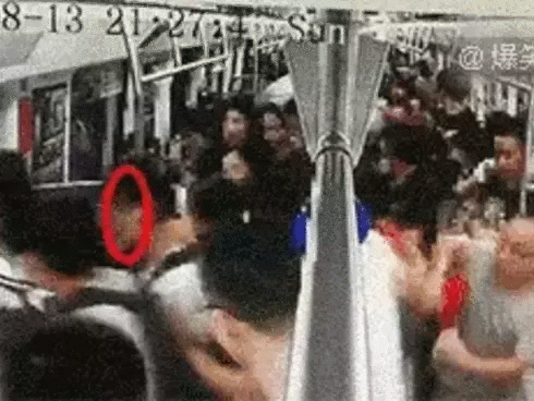 Đến muộn rồi không được lên tàu, nữ hành khách rút dao ra xả giận khiến cả nhà ga náo loạn-4