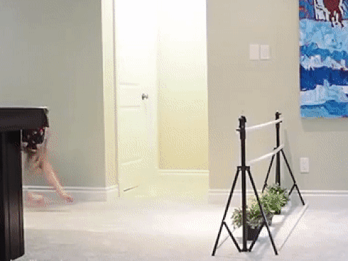 Video: Thiếu nữ xinh đẹp bắt chước ngựa phi điệu nghệ qua hàng rào