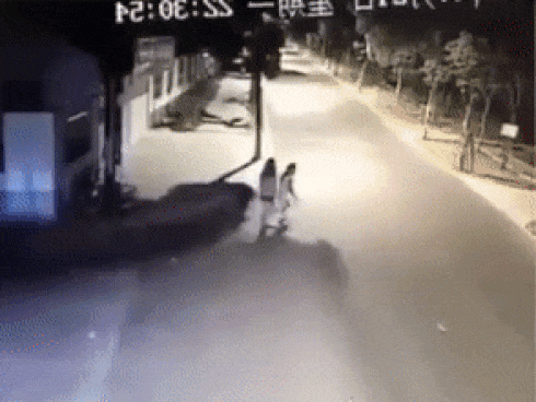 CLIP: Chạy theo bạn sang đường, cô gái nhận cú đâm kinh hoàng khi chưa kịp quan sát