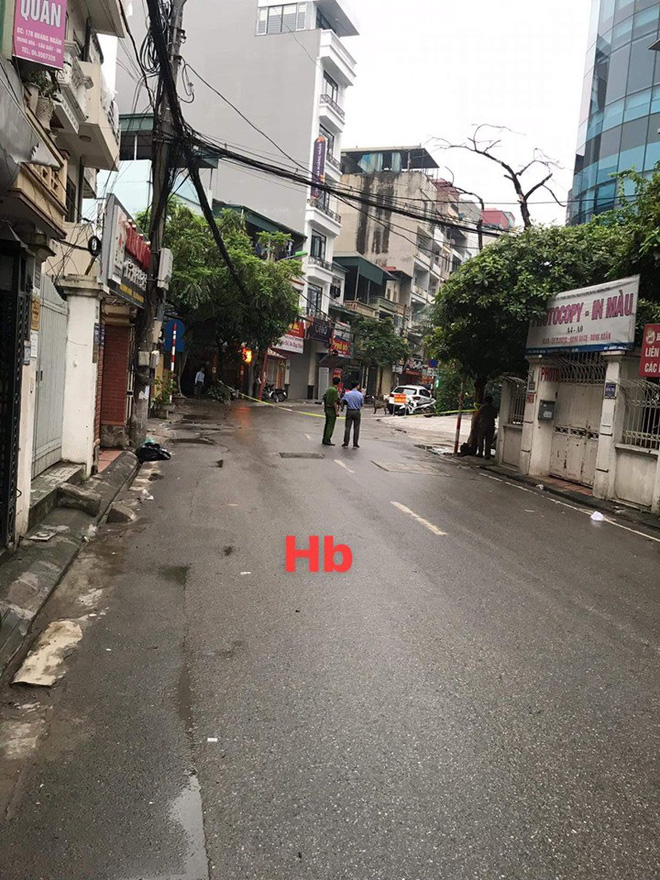 Phong tỏa cả tuyến phố ở Hà Nội để bắt 3 con chó lao ra từ xe Mazda-4