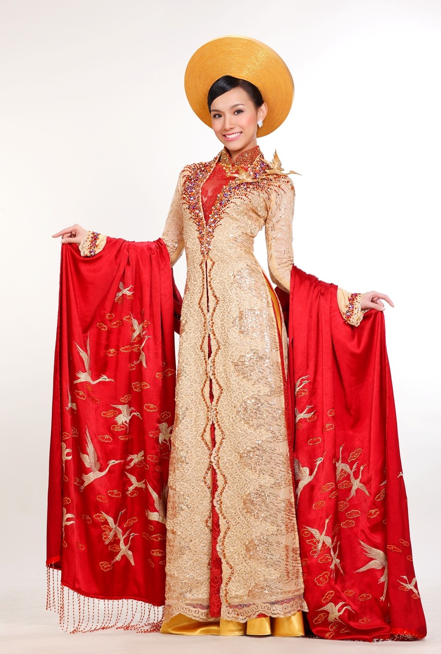 Từ trước khi có cuộc thi thiết kế, phần trang phục dân tộc của đại diện Việt Nam do ai phụ trách?-10