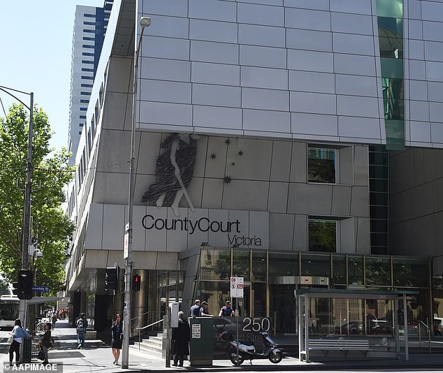 Dùng chiêu nâng điểm, thầy giáo tấn công tình dục học sinh trong trường học suốt 30 năm-2