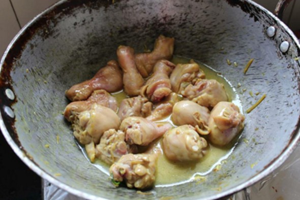 Chế biến thịt gà đừng chỉ rang hay luộc: Thử nấu cùng mẻ vị chua dịu, ăn cùng cơm hay bún đều hết sảy-2