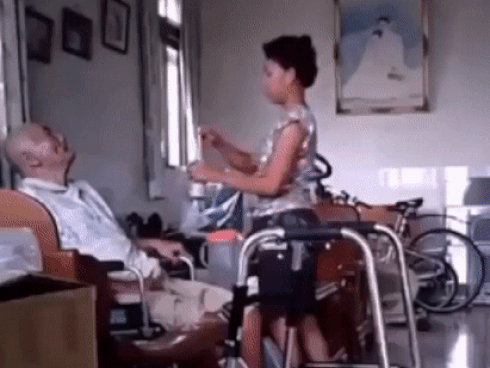 Không chịu uống sữa, bé gái bị bà giúp việc dựng dậy đánh tới tấp-1