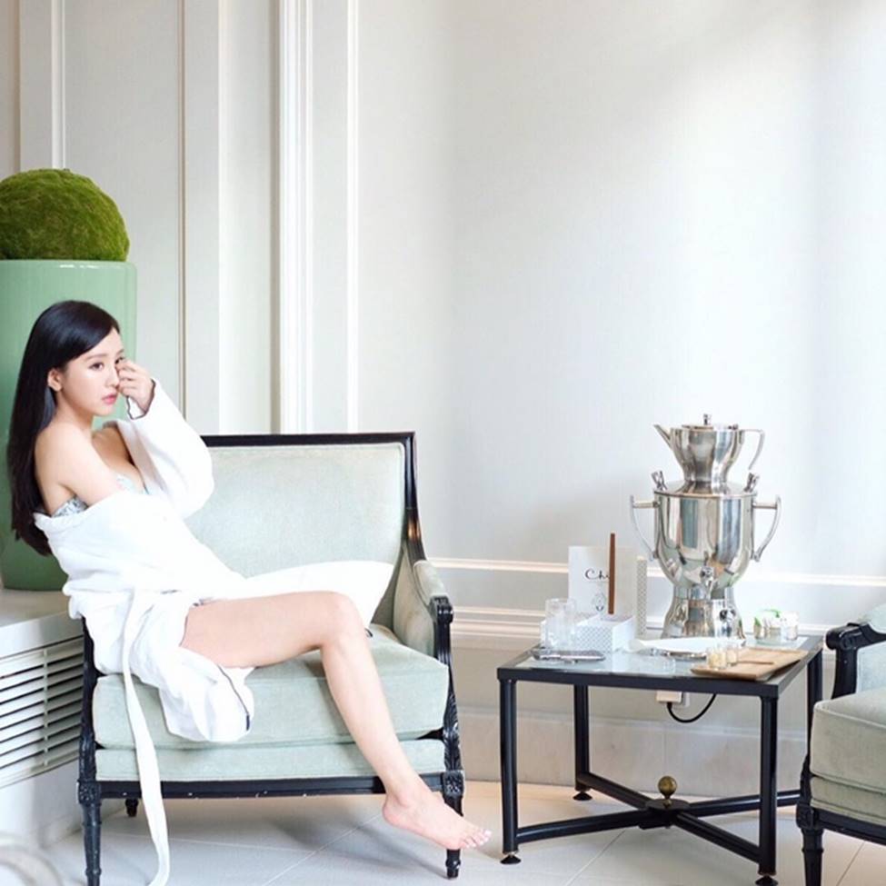 Vẻ đẹp gợi cảm của cô đào Hồng Kông từng bị tố có giá 1 tỷ-16