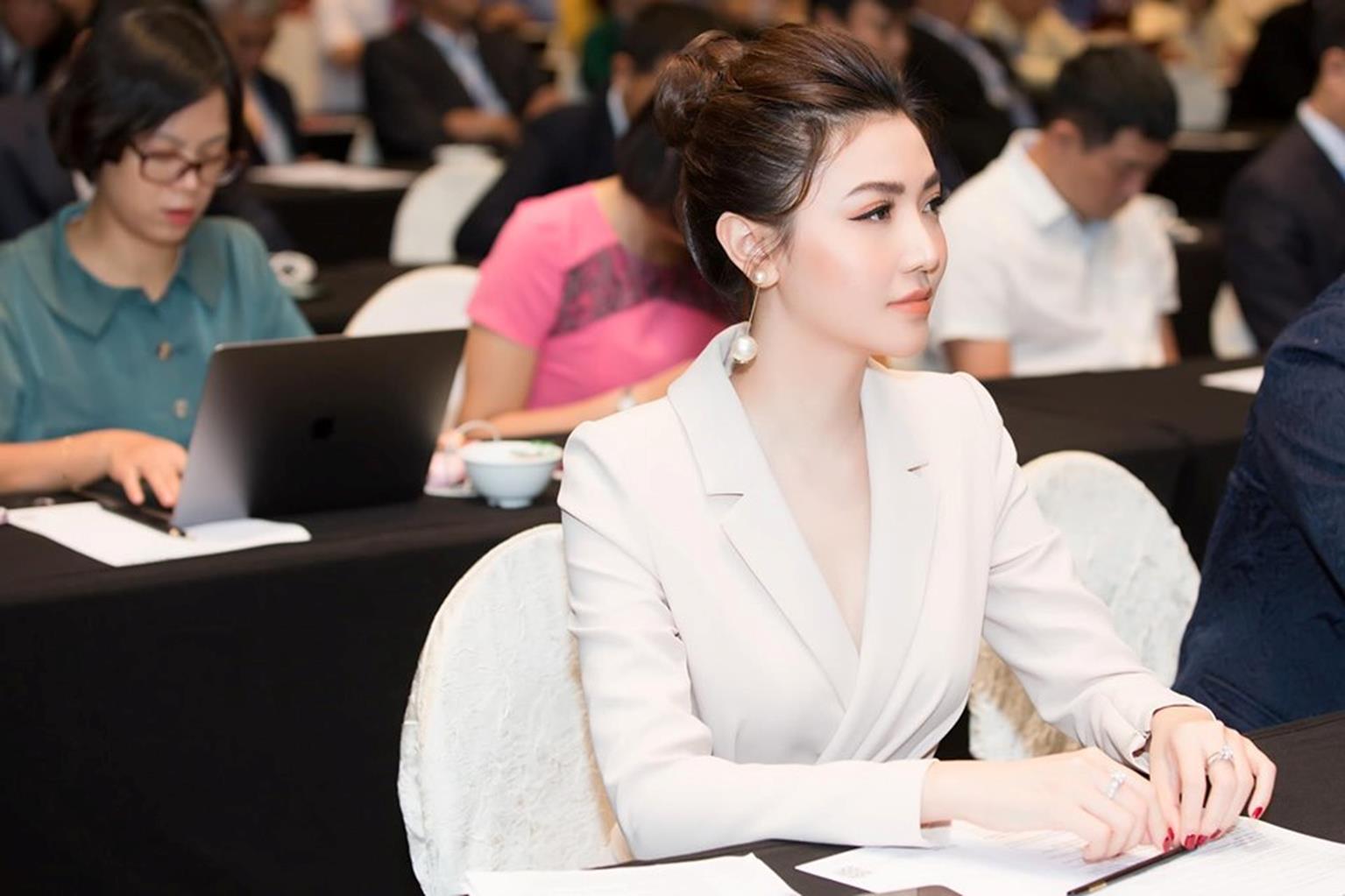 Mỹ nữ Vũng Tàu đi xe 70 tỷ mặc đồ thanh lịch thu hút mọi ánh nhìn-4