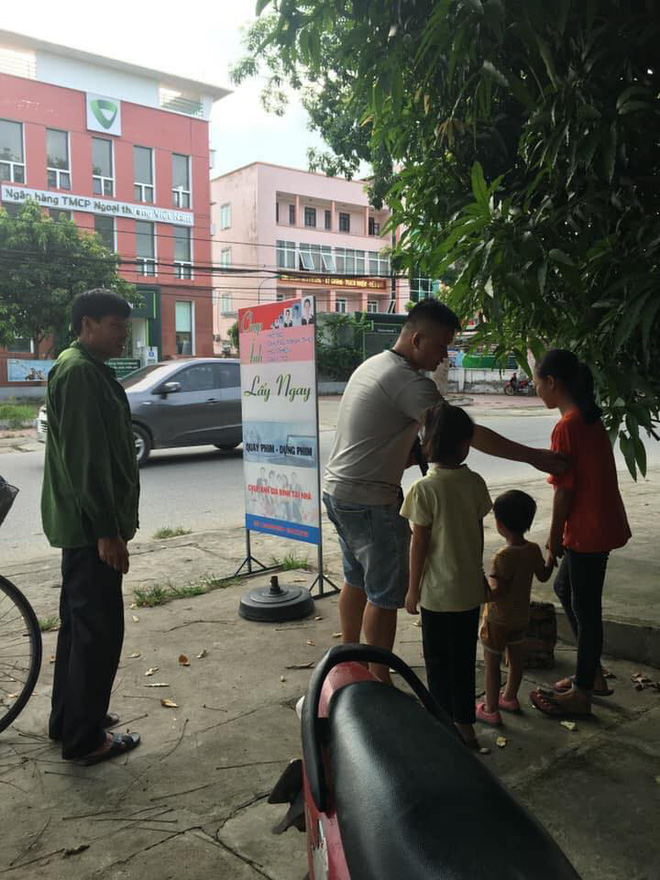 Bố đưa 3 đứa con đi chụp ảnh kỷ niệm, ý nghĩa đằng sau khiến dân mạng rưng rưng cảm động-1