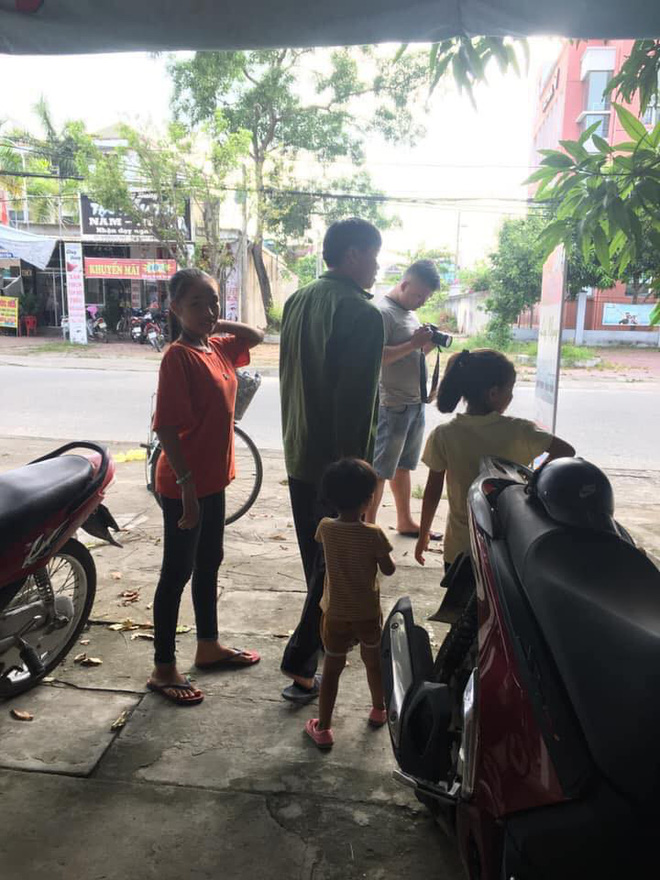 Bố đưa 3 đứa con đi chụp ảnh kỷ niệm, ý nghĩa đằng sau khiến dân mạng rưng rưng cảm động-2