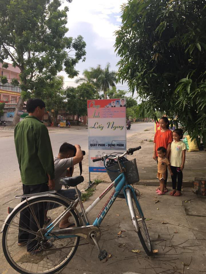 Bố đưa 3 đứa con đi chụp ảnh kỷ niệm, ý nghĩa đằng sau khiến dân mạng rưng rưng cảm động-3