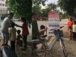 Khoảnh khắc người mẹ dạy con học bài bên vỉa hè giữa Sài Gòn náo nhiệt khiến dân mạng xúc động mạnh-5