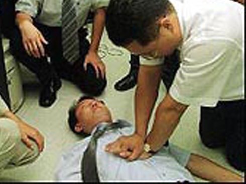 Chú rể đột tử trong ngày cưới vì hành động móc họng sai lầm khi say rượu