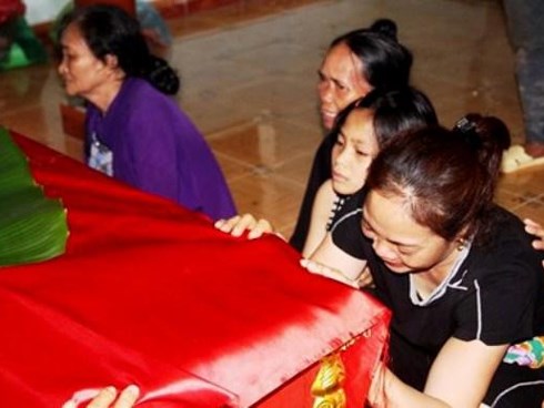 5 HS chết đuối: Bố chưa kịp về nhìn con, xót xa cảnh áo trắng học trò đưa tiễn bạn
