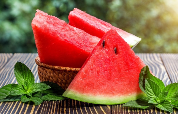 Dưa hấu giải nhiệt mùa hè quá chuẩn rồi nhưng ăn thế nào mới tốt từ trong ra ngoài thì ít ai biết-1