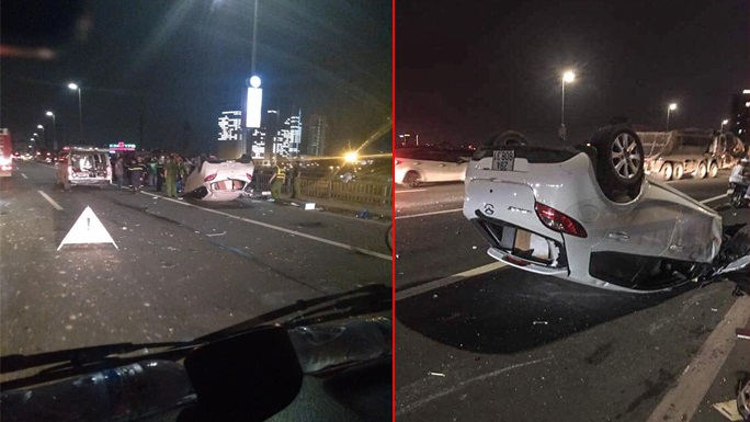 Xe Mazda lộn nhiều vòng rồi lật ngửa trên cầu Nhật Tân, nữ tài xế nguy kịch-1