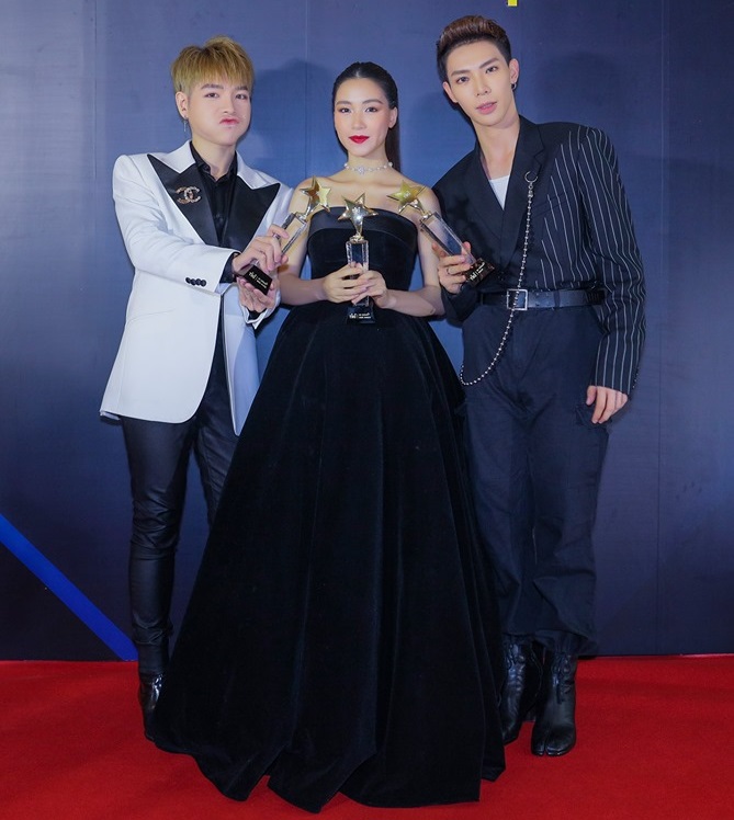 Hòa Minzy đắc tội gì với chuyên gia make-up mà bị trang điểm từ 24 tuổi thành 42 tuổi thế này?-1