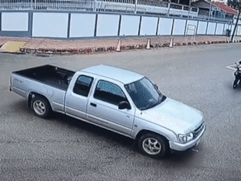 Đi xe máy phóng nhanh rồi hạ cánh trên thùng bán tải