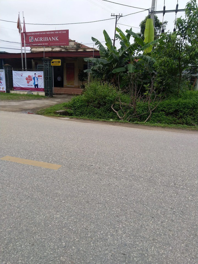 Nóng: Nam thanh niên mặc áo mưa, cầm hung khí vào ngân hàng cướp 500 triệu đồng rồi bỏ chạy-1