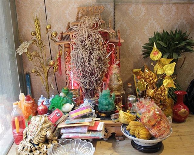 Đặt ban thờ Thần Tài thế này bảo sao cúng mãi mà tiền bạc vẫn chẳng thấy đâu, quanh năm hao tài tốn của-1