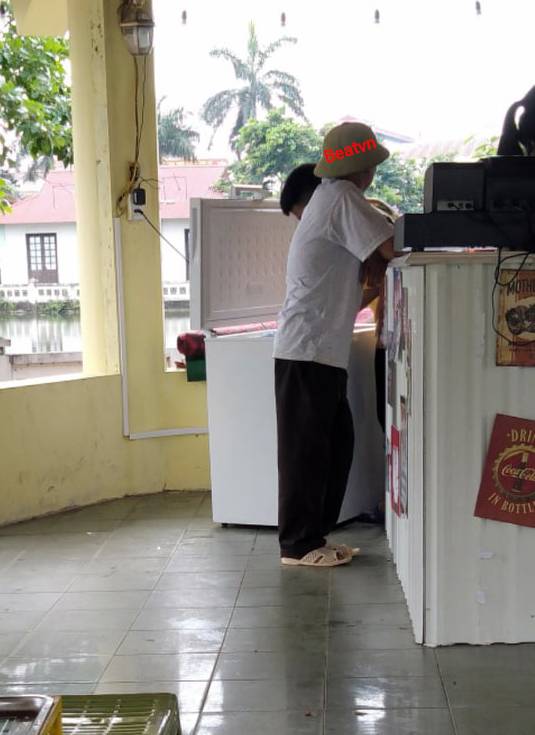 Người cha đi xe máy cà tàng mua trà sữa cho con gái và câu nói khiến tất cả lặng người-2