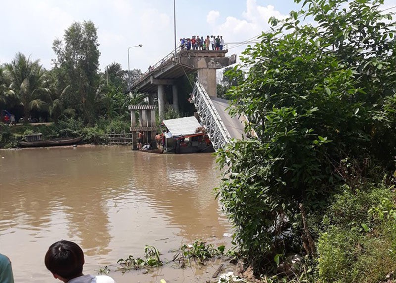 Sập cầu ở Đồng Tháp, xe tải chở nhiều người rơi xuống sông-1