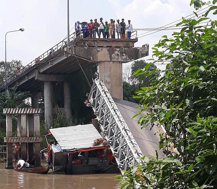 Sập cầu ở Đồng Tháp, xe tải chở nhiều người rơi xuống sông-2