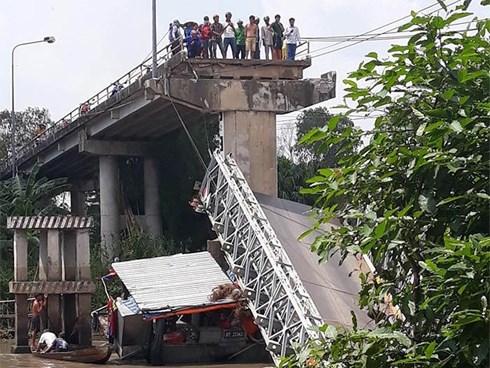 Sập cầu ở Đồng Tháp, xe tải chở nhiều người rơi xuống sông