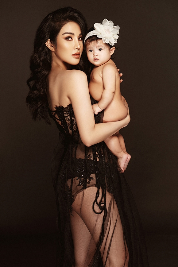 Diệp Lâm Anh khoe vóc dáng nuột nà, thần thái sang chảnh bên cạnh con gái đầu lòng-6