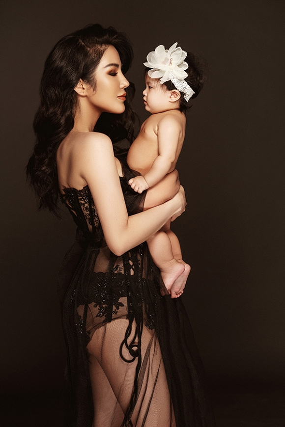 Diệp Lâm Anh khoe vóc dáng nuột nà, thần thái sang chảnh bên cạnh con gái đầu lòng-7