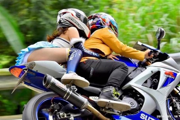 Mặc váy siêu ngắn ngồi moto, cô gái lộ nội y khiến dân tình choáng váng-1