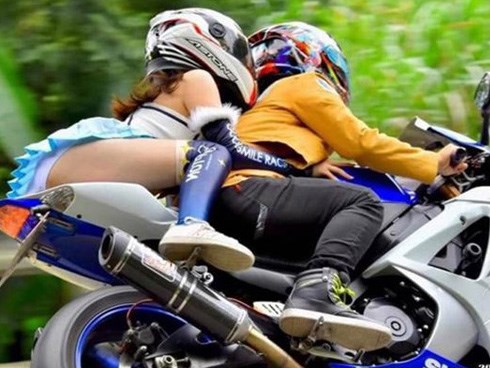 Mặc váy siêu ngắn ngồi moto, cô gái lộ nội y khiến dân tình choáng váng