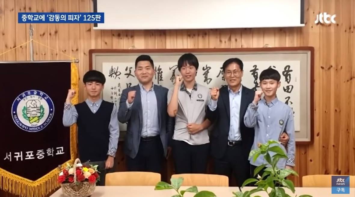 Nhặt được ví tiền, 2 nam sinh trả lại người mất nhưng không nhận thưởng, 4 tháng sau cả trường được hưởng lộc nhờ hành động đẹp ấy-1