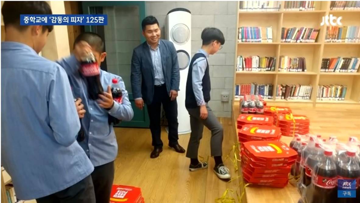 Nhặt được ví tiền, 2 nam sinh trả lại người mất nhưng không nhận thưởng, 4 tháng sau cả trường được hưởng lộc nhờ hành động đẹp ấy-2